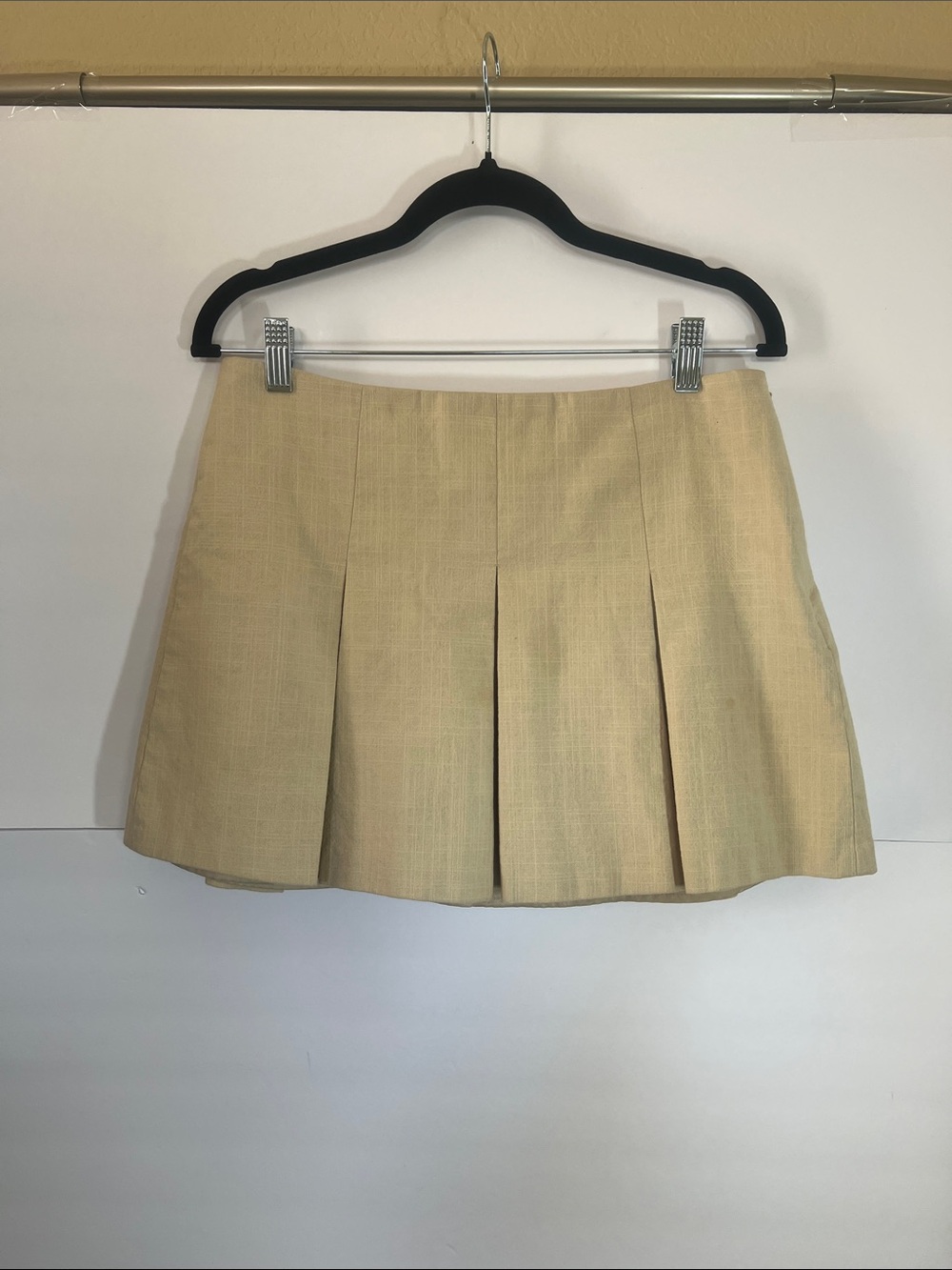 Astr Women's Size Medium, Pleated Skirt in Light Beige